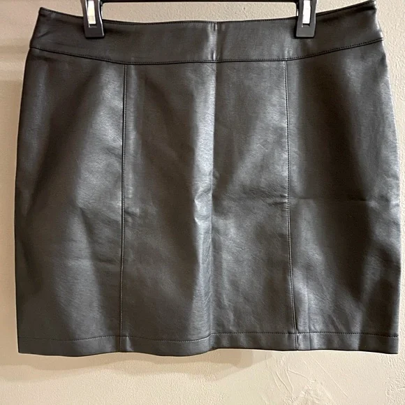 FOREVER21 FAUX LEATHER MINI SKIRT - Picture 2 of 10